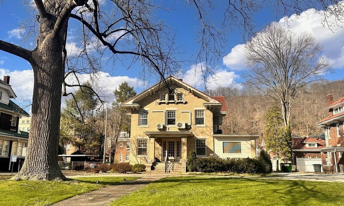 Charleston Apartment | Charming studio on Kanawha Blvd E in Charleston - steps from the state capitol