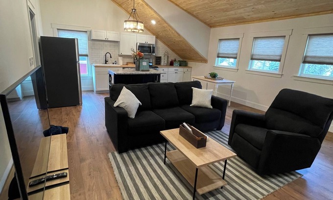 Sylvan Heights Apartment | Charming studio above garage apt located close to Downtown Hendersonville!