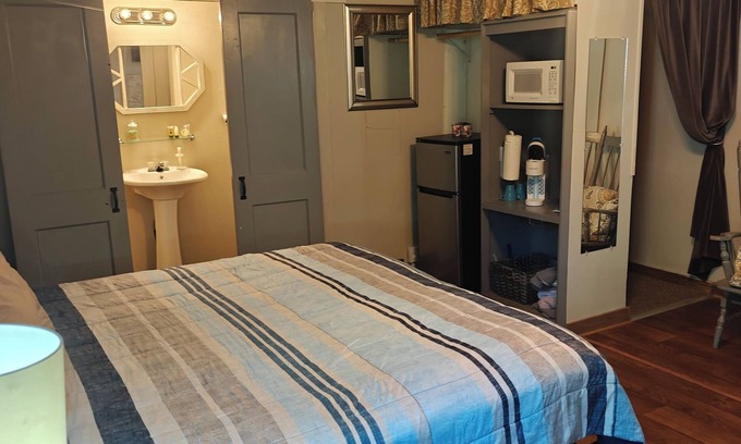 Canton Apartment | Charming Studio with a View on The Mountain