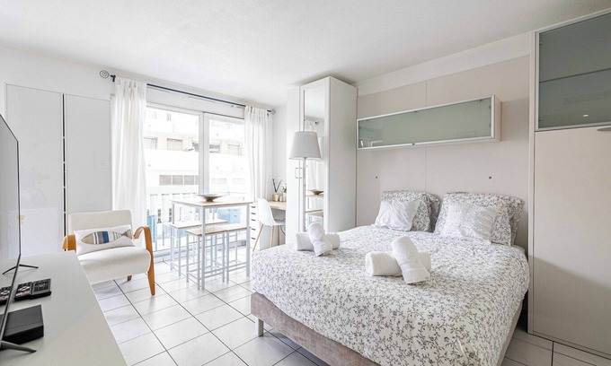 Les Baumettes Apartment | Charming Studio with balcony & pool -Heart of Nice