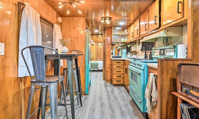 Plant City Cabin | Charming Tiny Home w/Private Hot Tub!