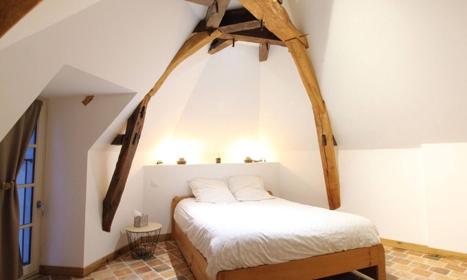 Le Vieil-Bauge Cottage | Charming Townhouse Near Zoo de la Flèche - Family-Friendly with Terrace & Parking