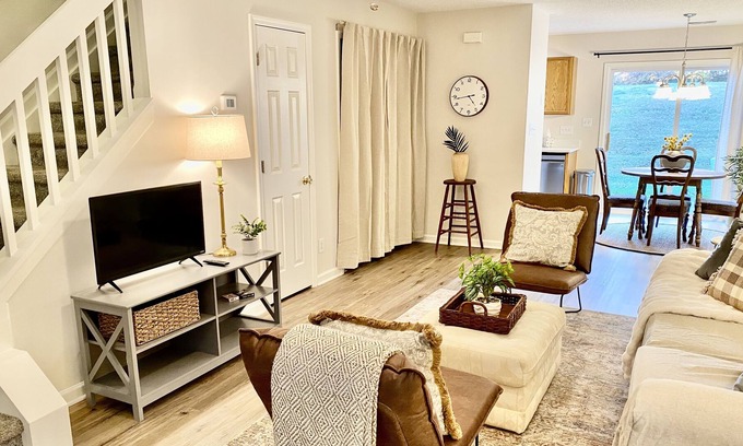 Whitsett House | Charming Townhouse Near The Elon Oaks