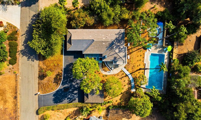 Fallbrook House | Charming & Tranquil Home in Wine Country with Game Room and Pool