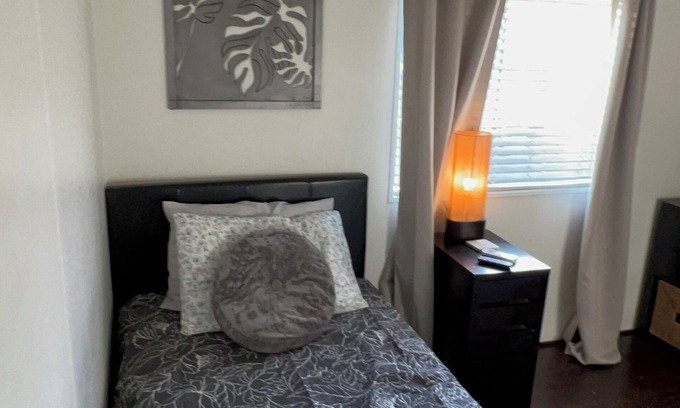 Bonita House | Charming Twin room next the The Clairmont Colleges Cal Poly Pomona