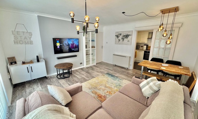 Bournemouth Apartment | Charming Two Bedroom Apartment Near Beach, Town and Meyrick Park - Free Parking