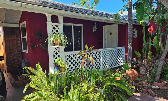 South Wrigley Cottage | Charming Urban Oasis 3-bedroom cottage in Long Beach