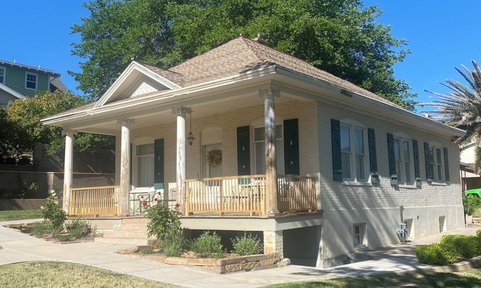 St. George Cottage | Charming Victorian Cottage - historic district. Nice view, quiet neighborhood.