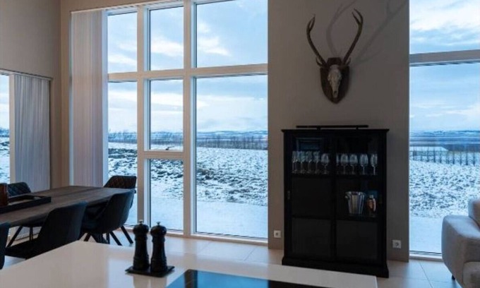 Fludir Villa | Charming Villa with Hot Tub, Sauna & Stunning Views fr families in South Iceland