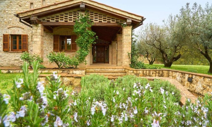 Montelovesco Villa | Charming Villa in the Antognolla Estate