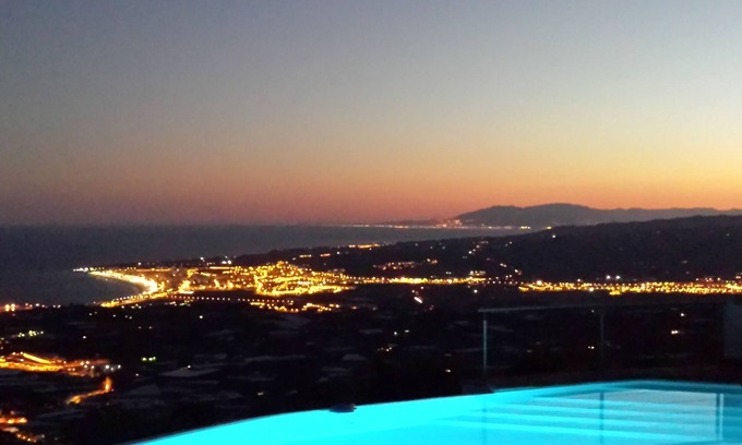 Sayalonga Villa | Charming villa with infinity pool and breathtaking views of the bay and mountains