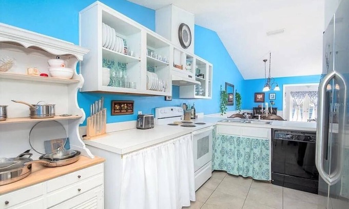 Tarpon Springs Villa | Charming Vintage Haven- Sponge Docks and Beaches Nearby!