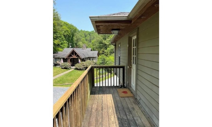 Foscoe House | Charming, wooded 2-bedroom guest house in Gated Community near Watauga River