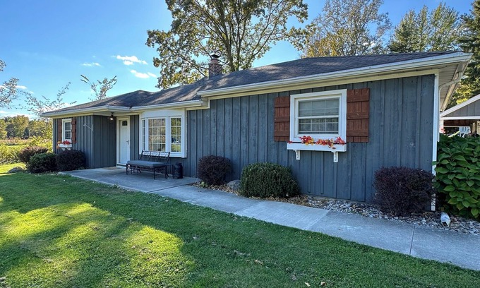 St. Clair House | Charming3bdrm cottage near town saint Clair river 194 close to the airport