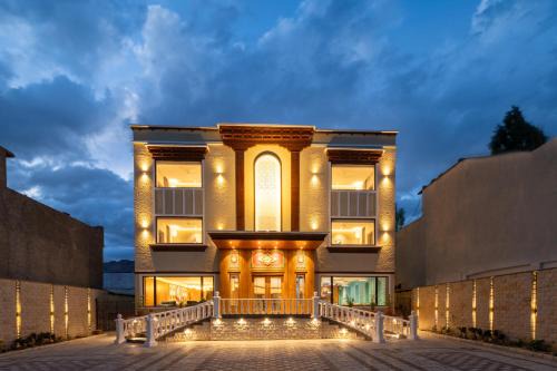 Leh Hotel | Charmwood Hotel