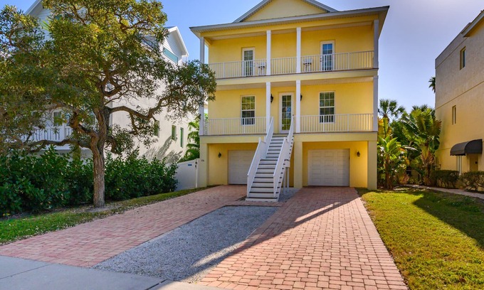 Siesta Key House | "CHATEAU du SOLEIL" * SINGLE Family Home * 1-1/2 Blocks to Beach