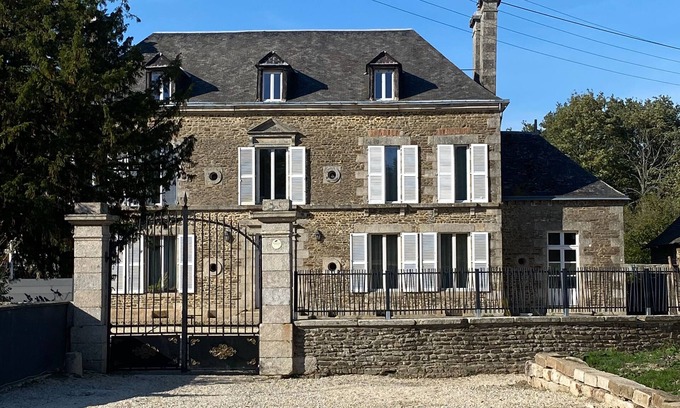 Saint-Cyr-en-Pail Other | Chateau for animal groups welcome