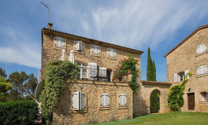 Lorgues House | Chateau in Lorgues with Pool & Vineyard Views