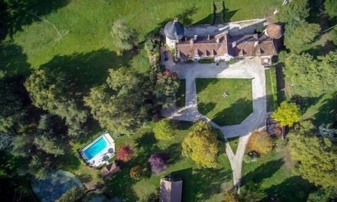 Millancay House | Chateau solognot XV eme siècle tout confort avec piscine et tennis.