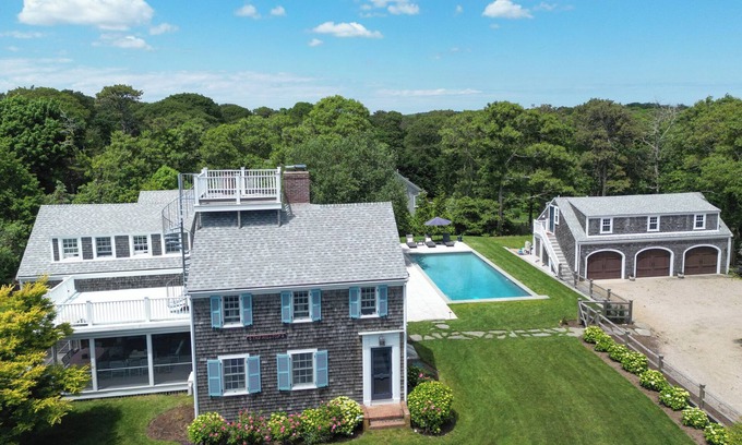 Chatham House | Chatham Estate. Heated Pool, Sleeps 16+, AC, walk to beach! 1.3 mi from town.n