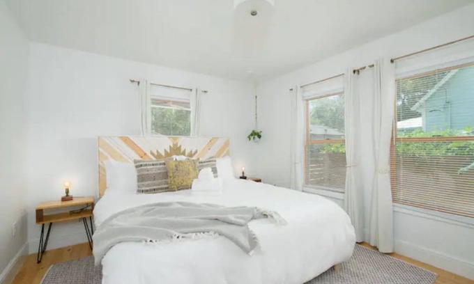 Pleasant Street House | Cheerful 2-BDRM/2.5 Bathroom Home Near DWTN & UF