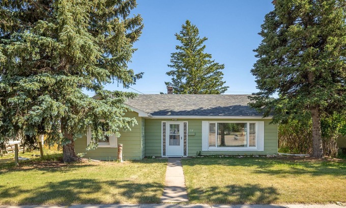 Custer House | Cheerful 3 bedroom bungalow in downtown Custer!