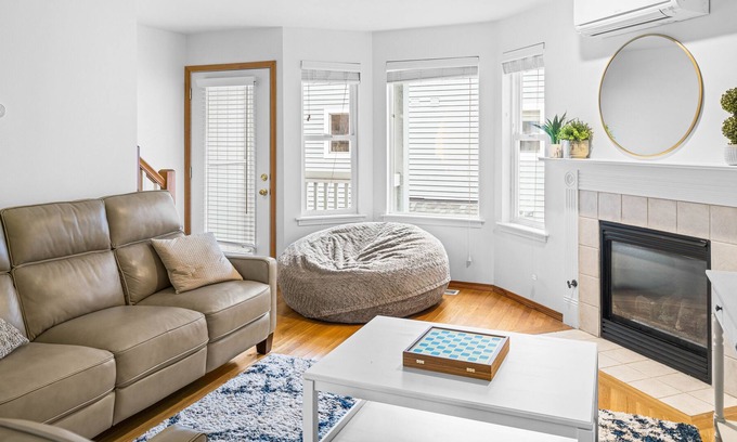 Roosevelt House | Cheerful 3-bedroom townhouse with parking. 5 min walk to light rail.