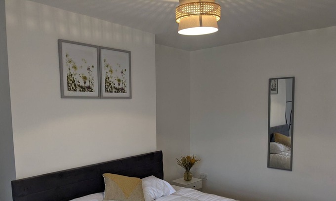 Newcastle-upon-Tyne Apartment | Cheerful 3 Bedroom Home in Tyne and Wear
