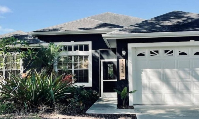 Winter Haven House | Cheerful 4 Bed, 3 Bath Home with Screened Pool