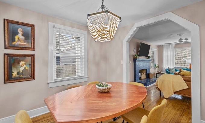 Wilmington Historic District House | Cheerful 4 Bed House w/Sunroom-Sleeps8-Firepit!
