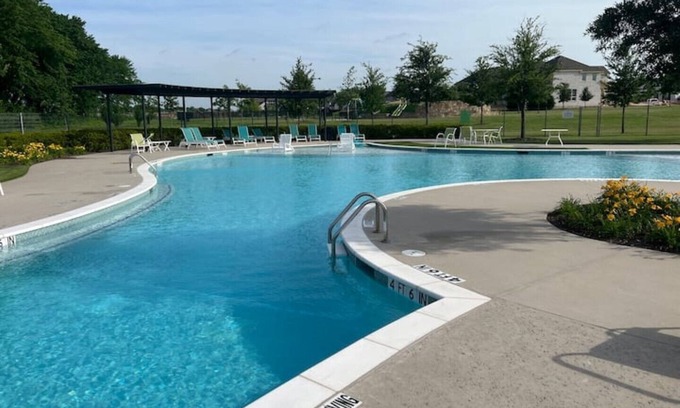 Celina House | Cheerful 5 bedroom home with indoor fire place.