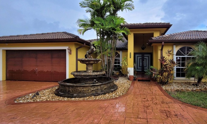 Country Walk House | Cheerful 5 bedroom Pool Home