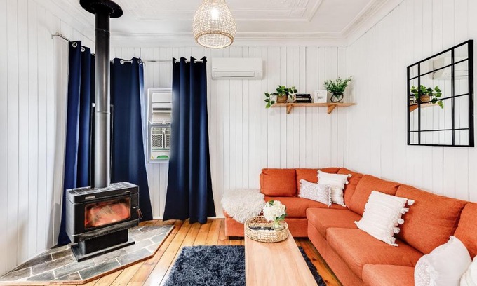 Newtown House | Cheerful, Cosy Cottage - Near Rose Garden!