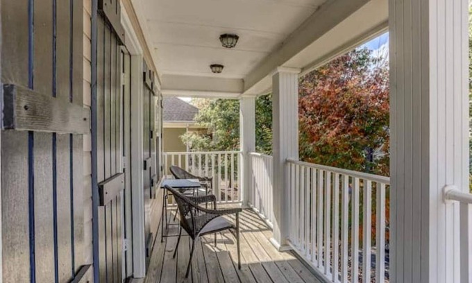 Memphis House | Cheerful Downtown 2 bedroom with private backyard
