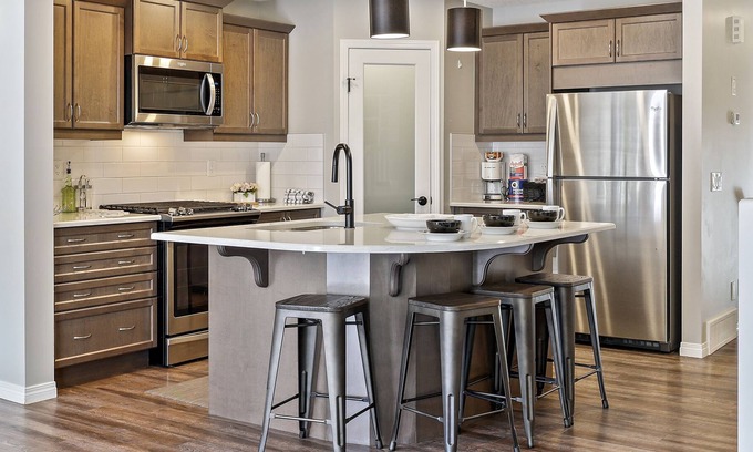 Airdrie House | Cheerful & Relaxing 3-Bedroom Townhouse 15 Minutes to Calgary Airport