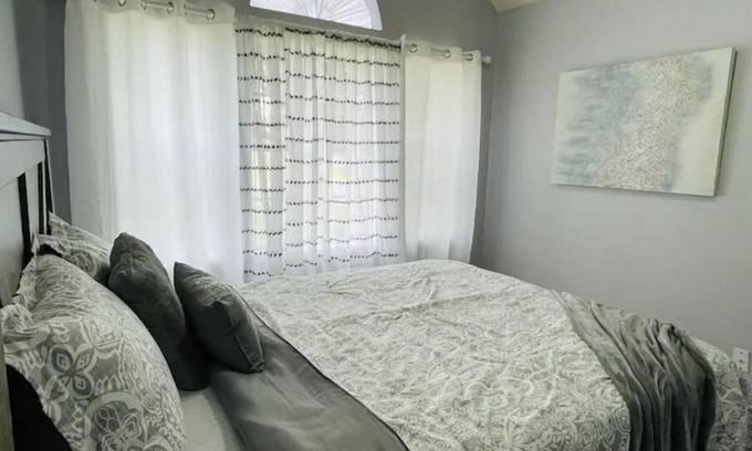 Edinburg House | Cheerful Southridge