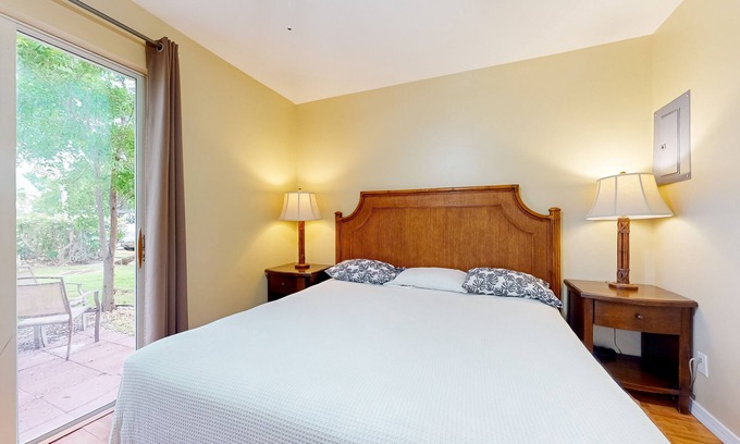 Naples House | Cheerful studio with pool, game room, sauna, tennis, basketball, restaurant, gym