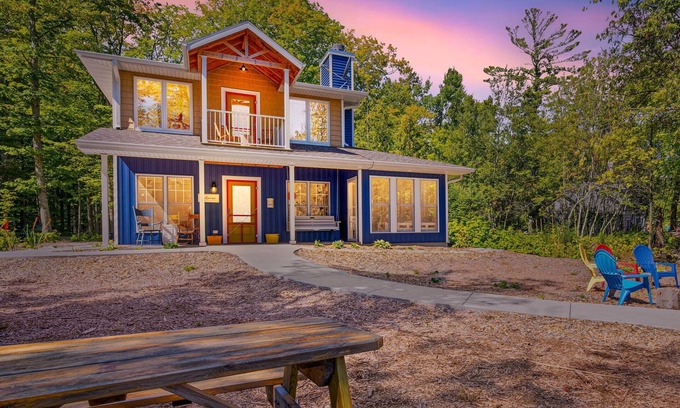 Sturgeon Bay Cottage | Cheery accessible lakefront cottage-quiet side of Lake Michigan in Door County
