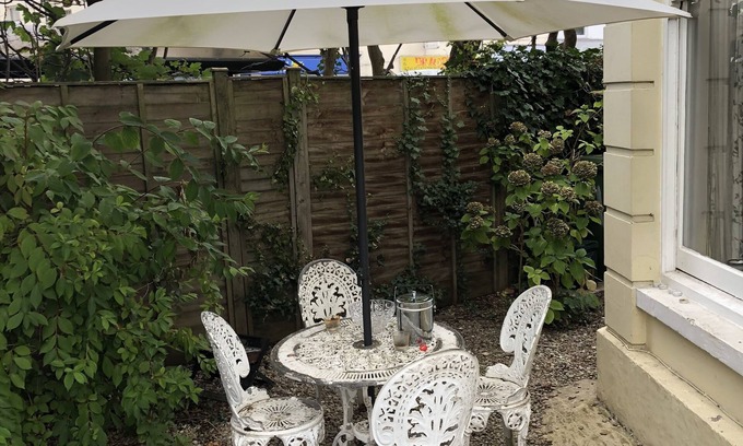 Cheltenham House | Cheltenham Cozy Retreat With 2 Bedrooms