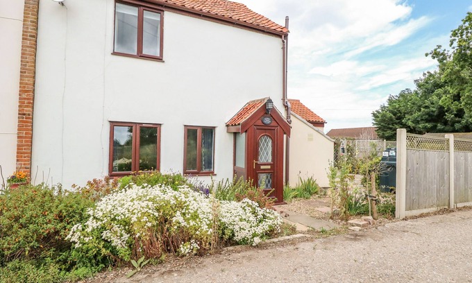 Runham Cottage | CHERRY TREE COTTAGE, family friendly, with a garden in Filby