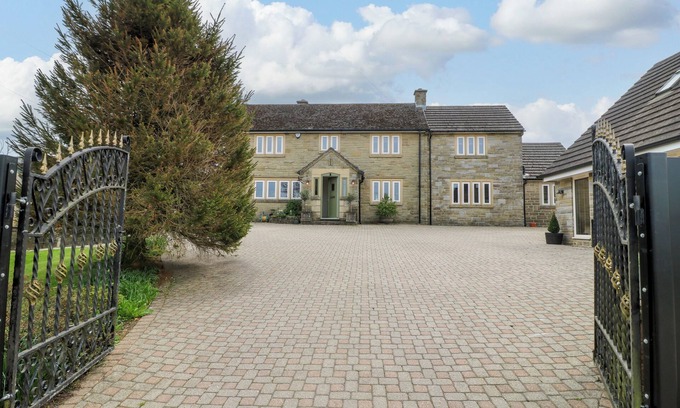 Stonedge House | CHERRY TREE FARM, family friendly, with hot tub in Chesterfield