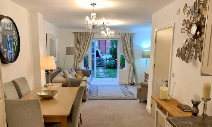 Crewe House | Cheshire East 4 Bedroom Townhouse, close to Bentley
