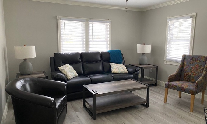 Litchfield House | Chestnut House; Litchfield, IL; Pets Welcome