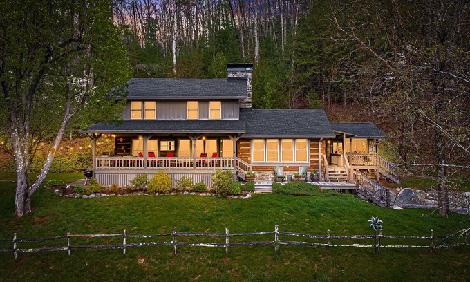 Canton Cabin | Chestnut House | Pet-Friendly Log Cabin w/Views & Fireplaces + Biltmore Pass