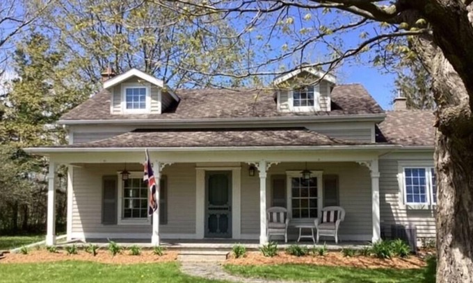 Wellington House | Chetwyn Farms - Loyalist farmstead with alpacas