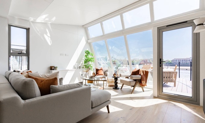 Chelsea Riverside Apartment | Cheyne Walk Houseboat by onefinestay