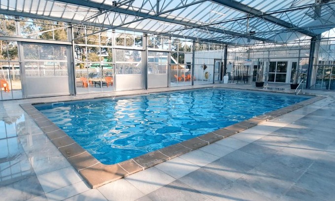 Le Verdon-sur-Mer Apartment | Chez Ced et Laeti, Appartement privé avec jardin et terrasse dans résidence l'estuaire muni d'une piscine couverte et aire de jeu, Linge de lit et de salle d'eau ainsi que télé, compris dans le tarif Profitez à fond de notre belle région