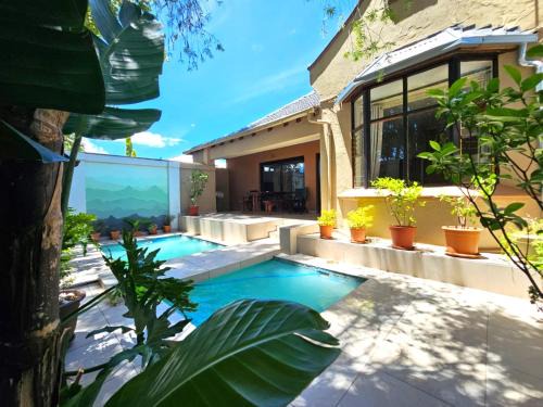 Norwood House | Chez Paul Luxury House with Pool & Solar