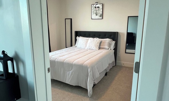 Home Park Apartment | Chic 1-bedroom apartment City-View Luxe Stay 7 Mins to Mercedes-Benz