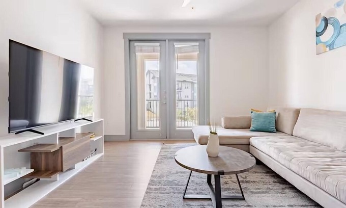 West Oak Hill Apartment | Chic 1-bedroom apartment with washer and dryer in amazing Austin